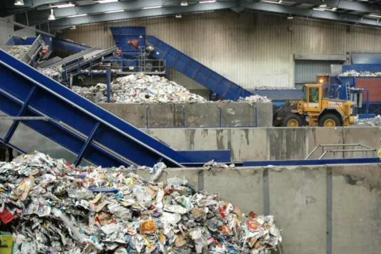 Un tânăr de 20 de ani, dispărut de două luni, ar fi căzut în mașina de tocat de la fabrica în care lucra