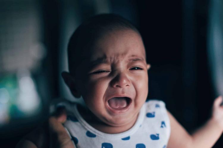 Un tată s-a filmat în timp ce îşi bătea copiii de 7 luni, respectiv 1 an. A trimis imaginile mamei, ca răzbunare pentru că nu i-ar fi dat bani de droguri