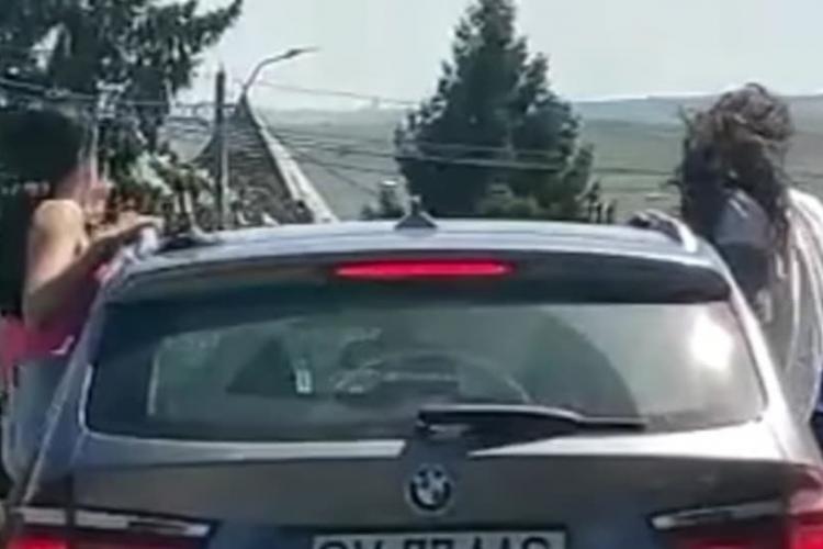VIDEO. Două tinere filmate în trafic, în timp ce ies pe geamul unei mașini în mers. Fetele de 19 ani s-au plimbat așa câțiva kilometri