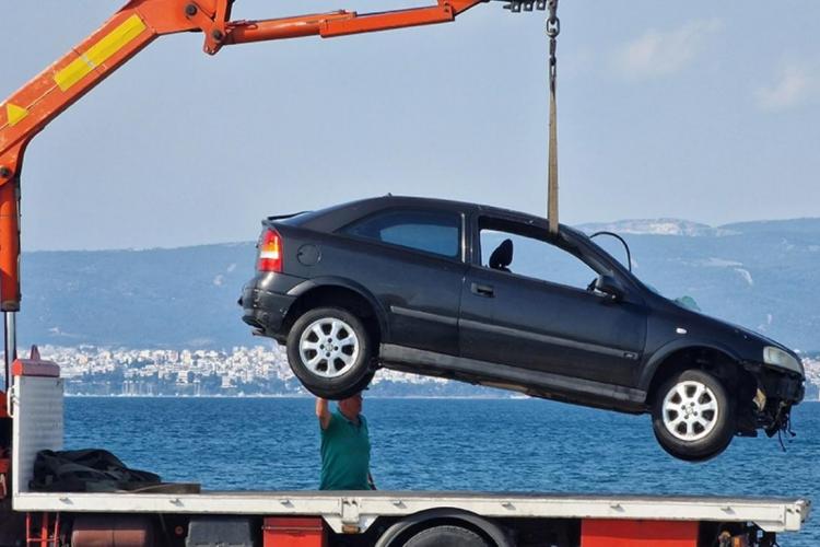 O mamă şi fiul ei s-au legat de volan cu cătuşele şi au plonjat cu maşina în mare. În spatele grozăviei, o dramă cumplită