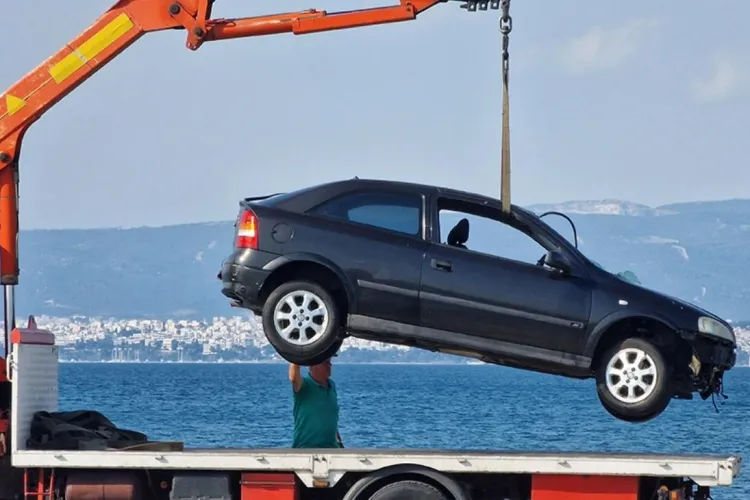 O mamă şi fiul ei s-au legat de volan cu cătuşele şi au plonjat cu maşina în mare. În spatele grozăviei, o dramă cumplită