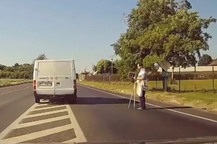 ”În ce lume de rahat trăim?”. Un bărbat nevăzător a fost ocolit de șoferi pe o șosea și nimeni nu l-a ajutat   