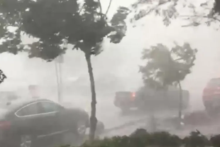 VIDEO. Un bărbat s-a trezit cu acoperișul unui bloc în balcon, în timp ce filma furtuna de COD ROȘU