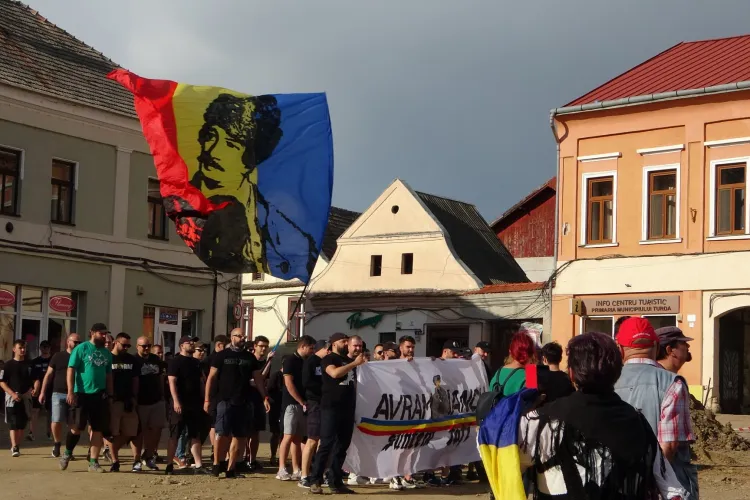 Protest în fața statuii lui Avram Iancu din Turda: „Se golește de orice semn de românism piața centrală a orașului”