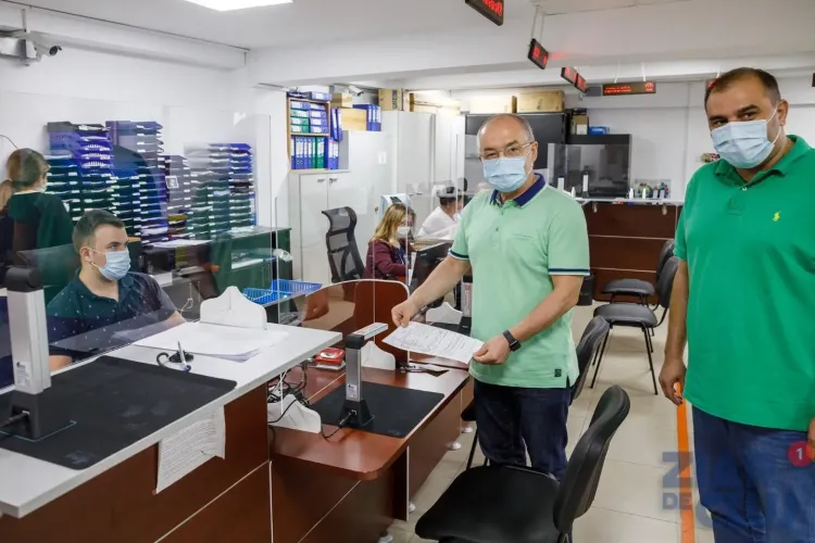 Boc le dă angajaților din Primăria Cluj-Napoca spor de obezitate și stat la birou