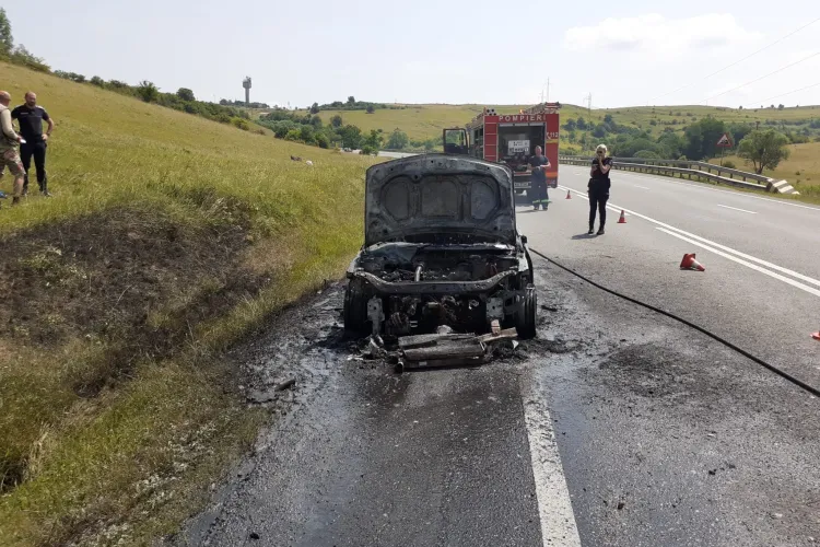 FOTO. Incendiu violent în Izvoru Crișului. O mașină a fost distrusă de flăcări