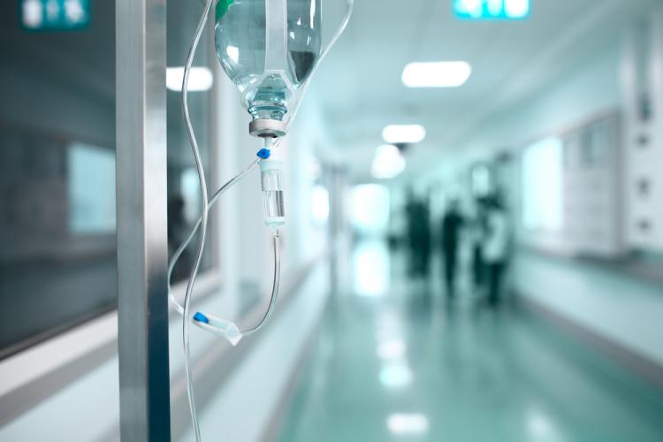 Cluj: ”Medicii au refuzat să vină la spital!”. Pacientă cu tăietură gravă la UPU, operată de un rezident prin telefon   
