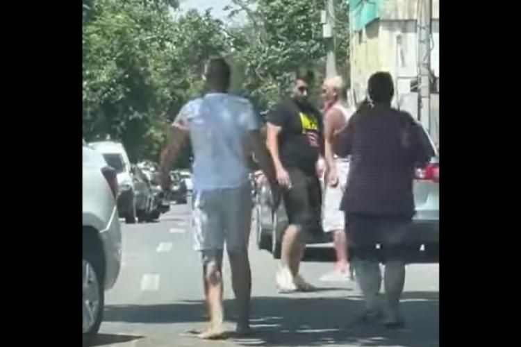VIDEO. O altă zi în Galați. Doi șoferi s-au luat la bătaie în trafic, pe stradă, iar mașina unuia a fost vandalizată