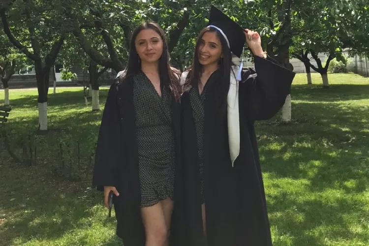 Două gemene cu 9.50 la BAC: cu părinți plecați afară la muncă: ”Învățăm două ore, pauză cinci minute și tot așa până seara”