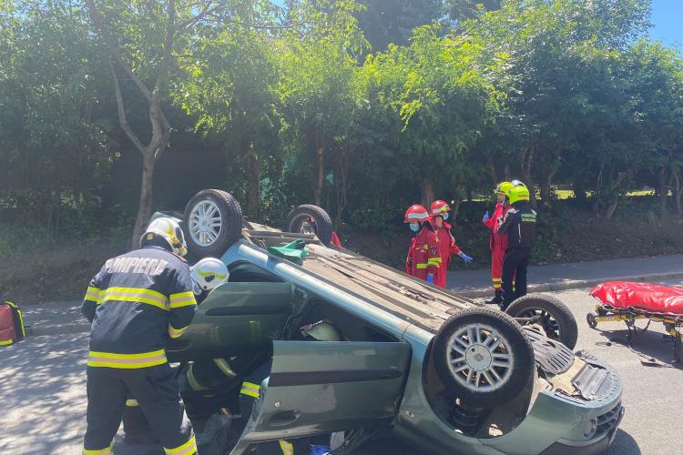 FOTO. Accident rutier pe strada Făgetului. Persoană încarcerată, după ce o mașină s-a răsturnat