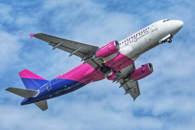 În plin sezon al vacanţelor, Wizz Air anulează tot mai multe curse. Lipsa forței de muncă și grevele, între motivele principale