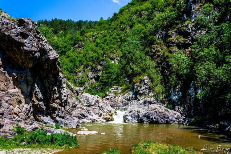 Minunățiile Clujului: Cascada Ciucaș, locul unic unde apa care a săpat în stâncă a dat naștere unui jacuzzi natural
