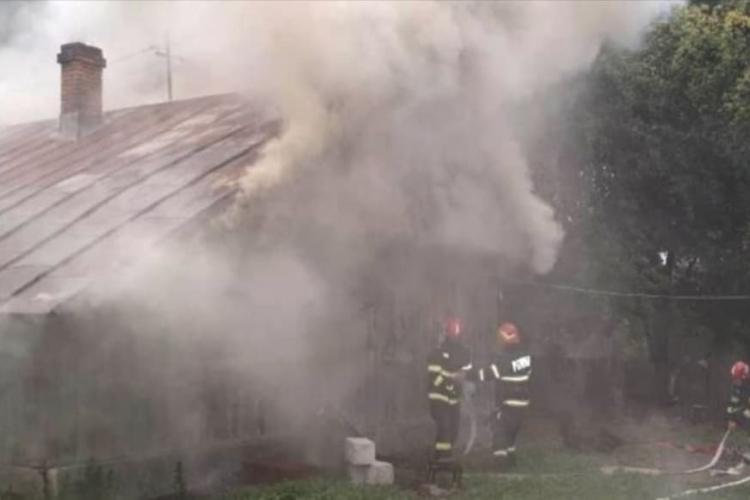 Un bărbat şi-a dat foc la casă, iar apoi i-a sunat pe pompieri să vină să o stingă