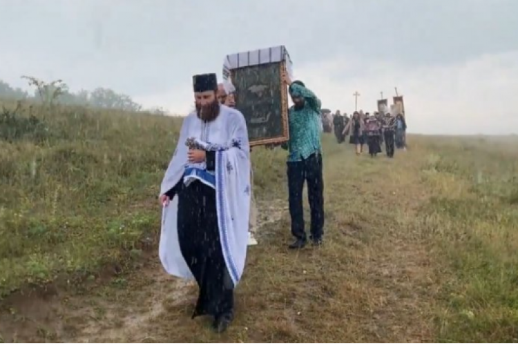 VIDEO - Credincioșii de la Mănăstirea Pogleț spun că au avut parte de o minune în timpul rugăciunii pentru ploaie: „Dumnezeu ne-a ascultat!”