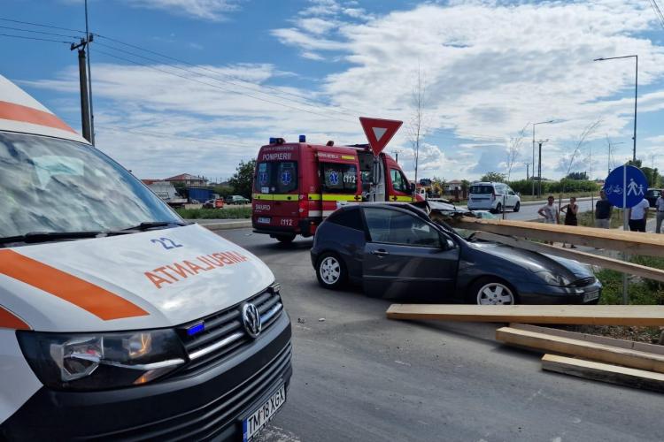 Un copil de 3 ani a ajuns la spital, după ce lemne au zburat dintr-o camionetă şi s-au înfipt în parbrizul maşinii în care se afla