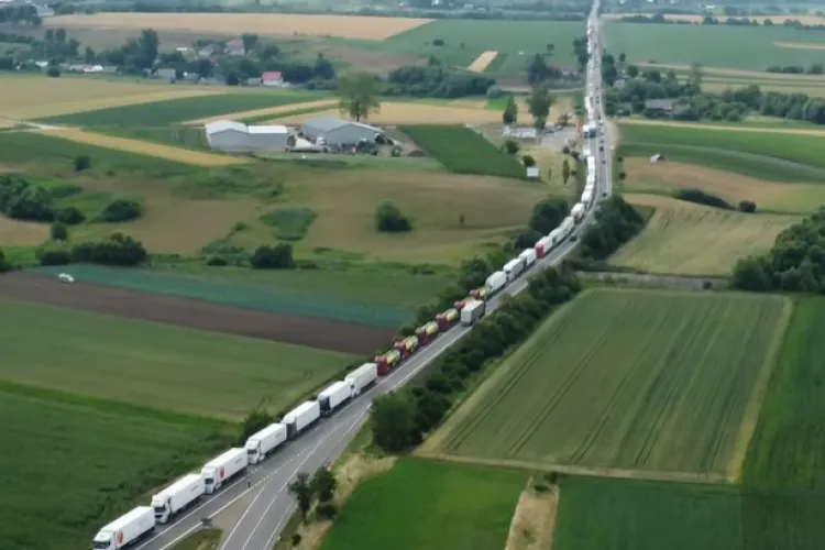 VIDEO - Coșmar la vămile din România. Cozi de 15 kilometri în Vama Siret, unii șoferii așteaptă câte trei zile să intre în Ucraina