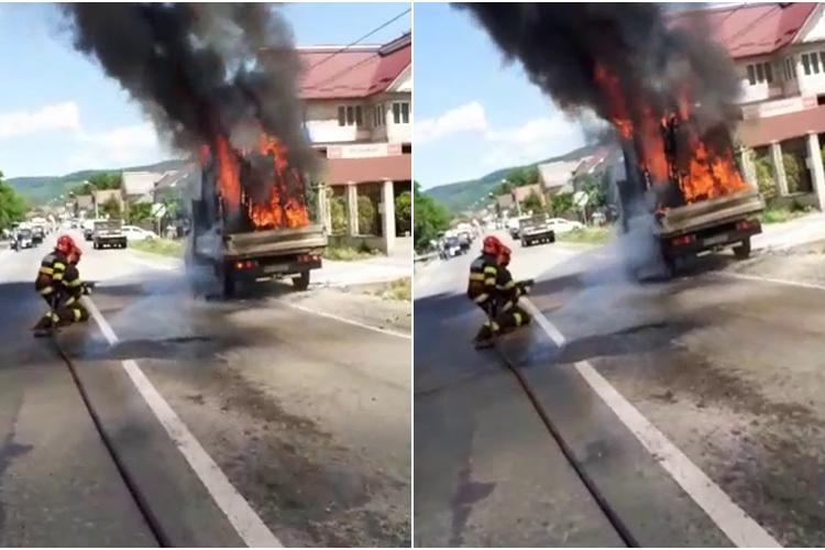 VIDEO - O autoutilitară a luat foc în centrul orașului Dej. Pompierii și-au făcut datoria ca la carte