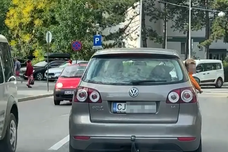 Părinte inconștient la Cluj! Copilul stătea atârnat peste geamul mașinii - FOTO