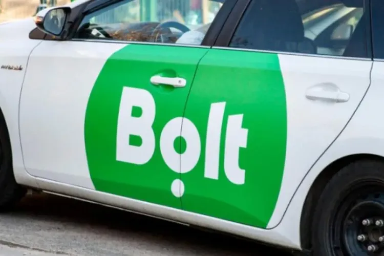 „Mi-a spus să închid radioul și să deschid geamul, că frecvențele poluează mediul”. Șofer clujean, despre un client „mai neobișnuit pe Bolt”