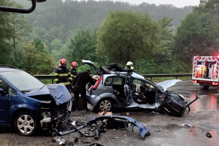 FOTO. Accident cumplit în Cluj! O tânără a murit. Trei persoane, transportate de urgență la spital