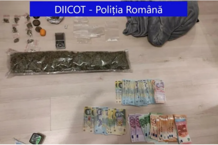 Trei tineri, din Cluj și Mureș, reținuți în urma unor percheziții efectuate într-un dosar de trafic și consum de droguri