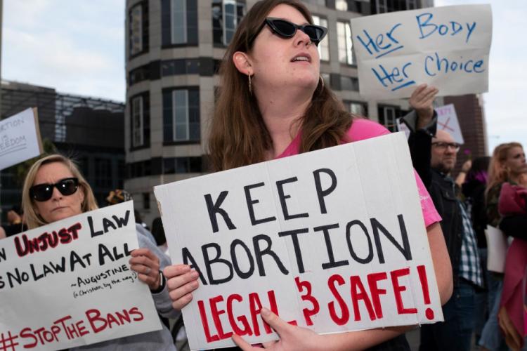 „Au încercat să le omoare”. Susţinătorii avortului, agresaţi în mai multe oraşe din SUA