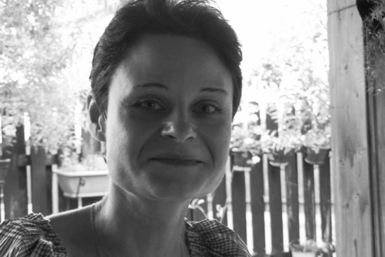 „A ajutat refugiații și a uitat complet de ea”. Jurnalistă din România, găsită moartă în propria casă