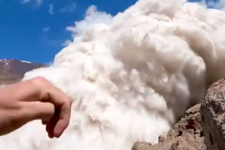 VIDEO - Un turist a reușit să surprindă momentul în care e înghiţit de o avalanşa provocată de prăbuşirea unui gheţar în Kârgâzstan. Cum a supraviețuit