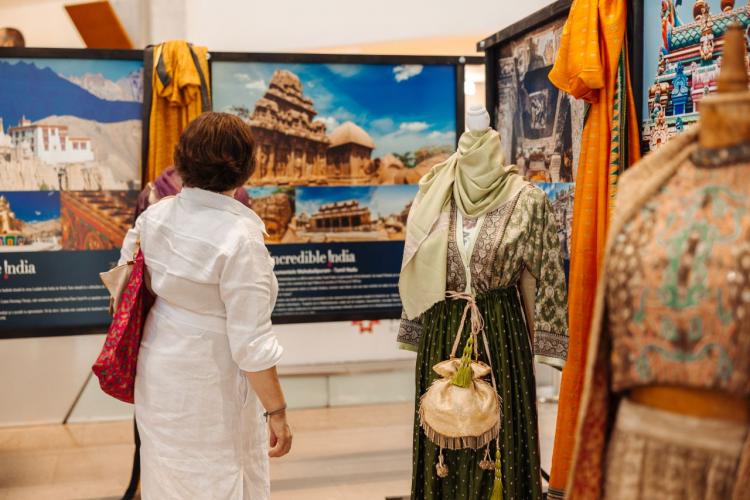 Frumusețea artei textile indiene, într-o expoziţie plină de exotism şi culoare, la Iulius Mall Cluj