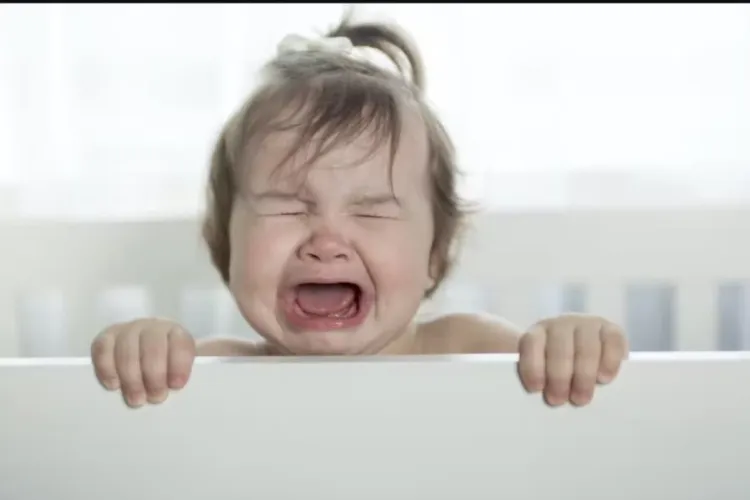 A vrut să-și salveze iubita de proxeneți. Explicația tatălui ce s-a filmat în timp ce îşi bătea copiii de 7 luni, respectiv 1 an