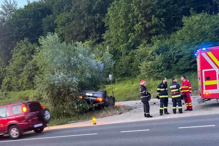 FOTO. Accident pe Drumul Sfântul Ioan din Cluj. O tânără a pierdut controlul mașinii și s-a răsturnat