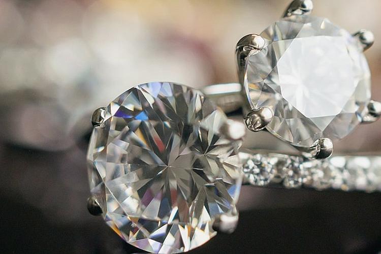 Doi tineri au furat o bijuterie cu diamante în valoare de 7.000 de lei, dintr-un mall din Cluj-Napoca. Cei doi au fost reținuți