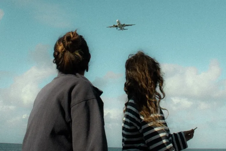 Ținută confortabilă și modernă pentru zborul cu avionul