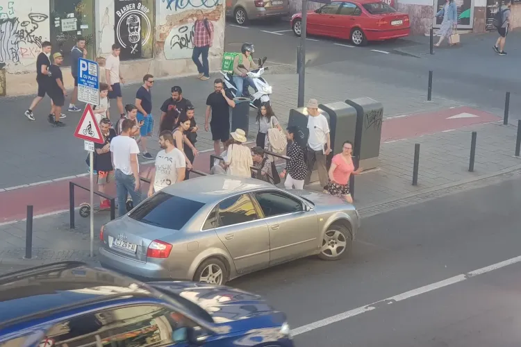 Cluj: Șoferul a frânat până i-a ieșit fum din roți pe Eroilor. Nu a evitat victima de 82 de ani - VIDEO