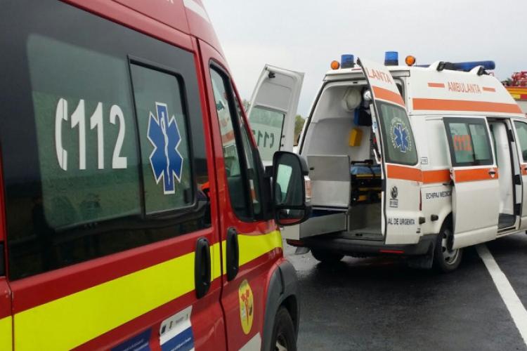 Șase călători răniți, după ce un microbuz s-a răsturnat pe DN 15 Reghin-Târgu Mureș. Șoferul a intrat într-un cap de pod