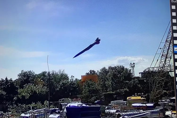 VIDEO - Momentul în care o rachetă rusească lovește un mall din Ucraina. Oficial ucrainean: „Nu e o simplă greşeală, e genocid”