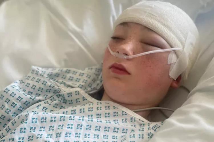 Copilă de 13 ani, aruncată în cap de către un băiat, la școală. Fetița suferă leziuni grave ale creierului