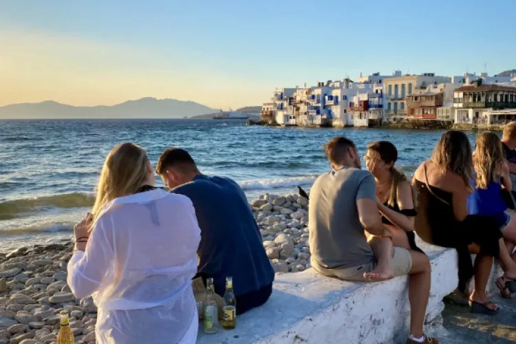 Pe premisa „banii cumpără orice”, un bogătaș a violat o tânără, în Grecia, după ce a încercat să o ademenească cu bani, însă aceasta i-a refuzat avansurile