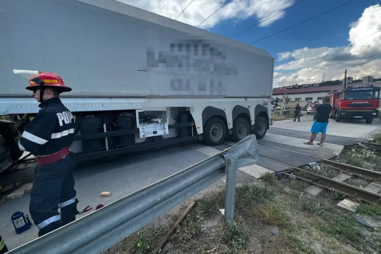 CLUJ - TIR blocat pe o trecere peste calea ferată din localitatea Baciu