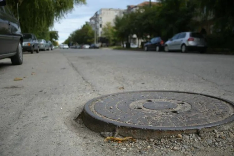 Băieţel de 8 ani, găsit în viaţă într-o canalizare, la 8 zile după ce a dispărut de acasă. Un trecător i-a auzit strigătele