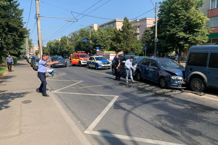VIDEO/FOTO. Accident cu trei mașini în Cluj-Napoca. Un bărbat, transportat la spital de echipajul SMURD