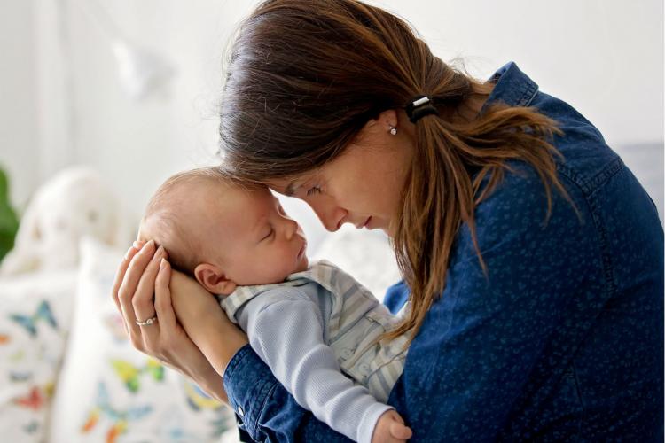 Proaspetele mămici ar putea beneficia de consiliere psihologică gratuită după naștere