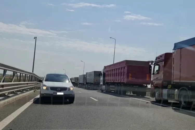 VIDEO - S-a crezut în Anglia: Un șofer, surprins de o cameră de bord  în timp ce mergea pe contrasens pe autostradă 