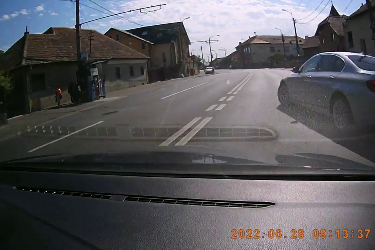 Cum te ”poate nenoroci o inconștientă” cu BMW în trafic. Scenă din Cluj-Napoca, cartierul Someșeni - VIDEO