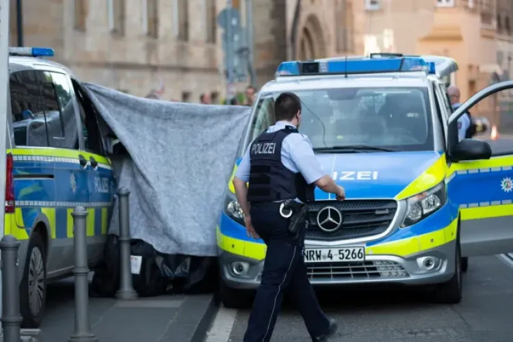 Un cap de om a fost găsit în fața unui tribunal. Un suspect a fost deja reținut