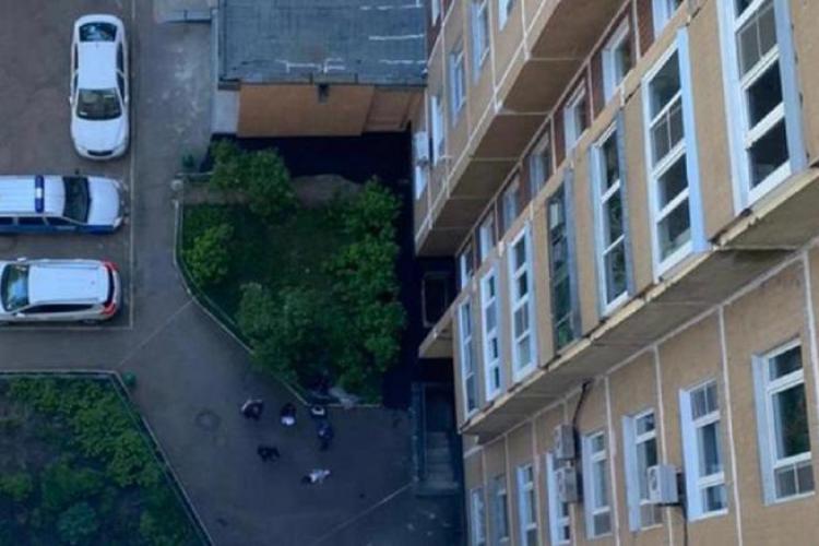 Județul Cluj: O copilă a sărit la unu noaptea de la etaj pe o saltea, pentru că fusese încuiată în casă
