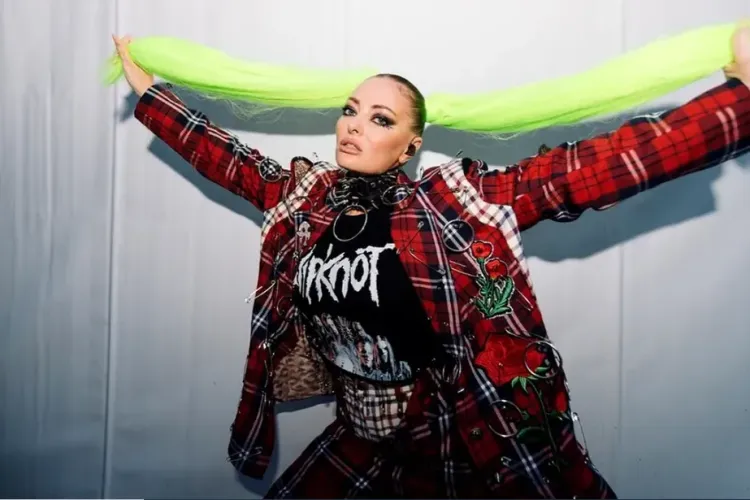 Delia, „certată” de fani după ce a purtat o ținută nonconformistă: „Afară sunt 50 de grade și tu te îmbraci cu blana de oaie!”