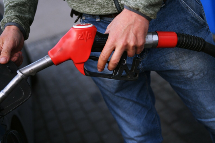Deși prețul barilului de petrol a scăzut, nu se ieftinesc și carburanții. Cât costă benzina și motorina în Cluj-Napoca