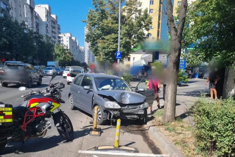 FOTO. Accident GRAV pe Calea Florești. O mașină s-a izbit de un copac în urma ciocnirii violente