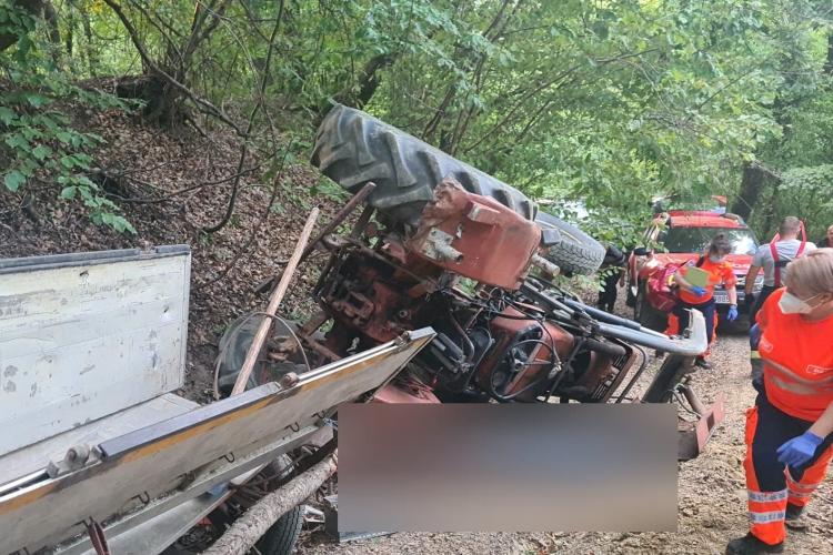 Moarte dramatică la Cluj! L-a strivit tractorul pe un drum forestier - FOTO